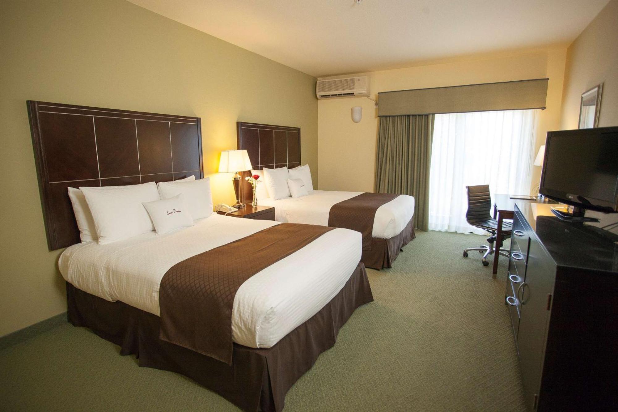 Chambre avec 2 Lits Queen-Size et Douche Accessible en Fauteuil Roulant - Accessible aux Personnes à Mobilité Réduite - Non-Fumeurs